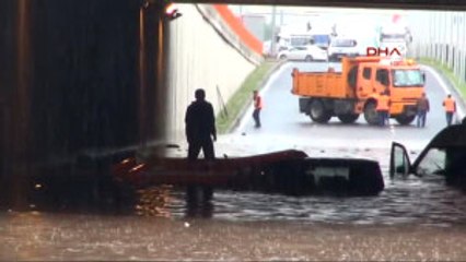 Diyarbakır'da Yağmur Alt Geçidi Göle Çevirdi, 3 Araç Mahsur Kaldı-2