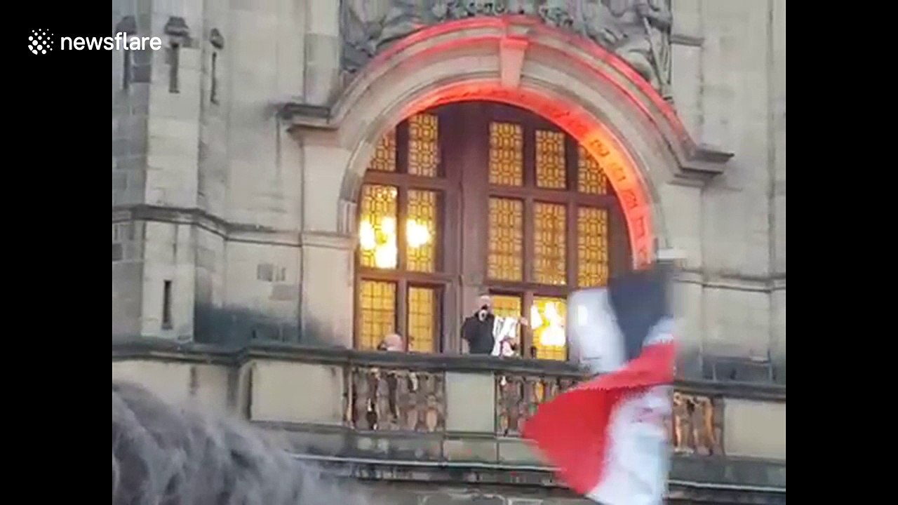 Sheffield Utd boss Chris Wilder sings Greasy Chip Butty song to fans