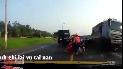 "Xe tải đi ngược chiều cán chết thảm khốc 2 người"