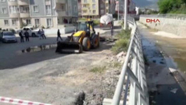 Kocaeli NATO Hattından Sızan Yakıt Dereye Aktı