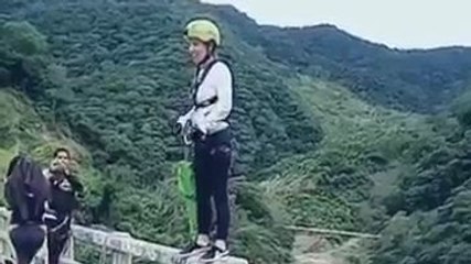 Sauter à l’élastique avec un élastique trop long