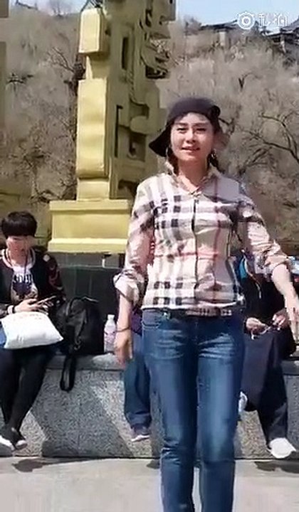 Ce vieil homme montre qu'il tient encore la route en danse