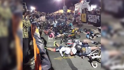 Une cycliste chute en entraînant ses concurrentes avec elle