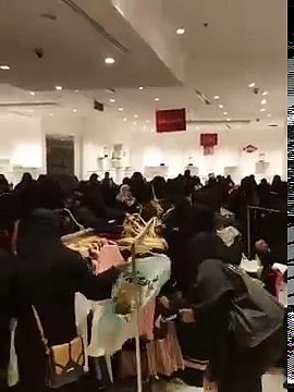 Des femmes saoudiennes dans un centre commercial.