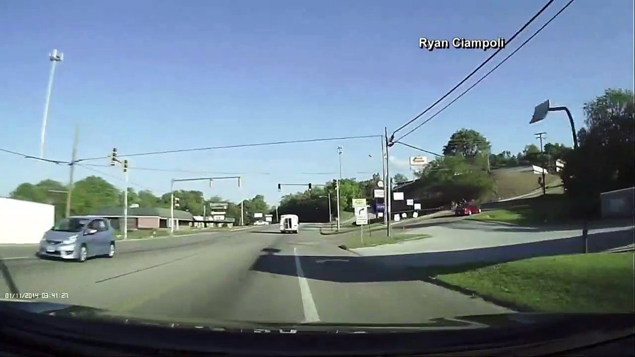 Une petite fille tombe d'un bus en marche sans que le chauffeur ne le voit