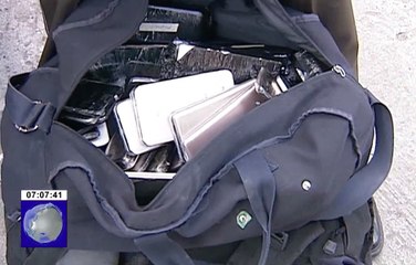 La policía interviene en posible caso de contrabando de celulares