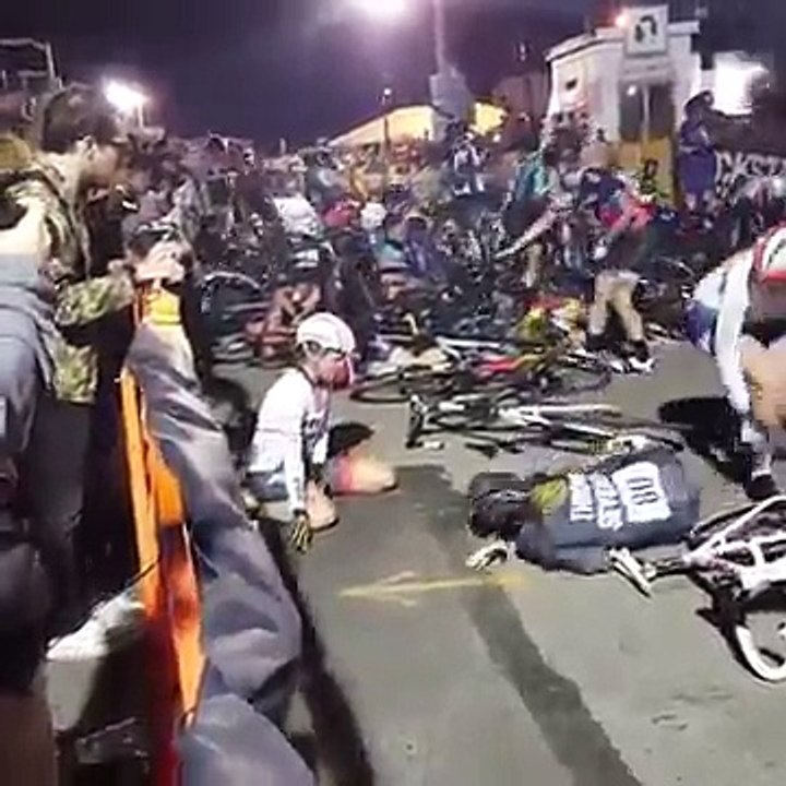 Il tombe sur la ligne d'arrivée et fait chuter tout le peloton avec lui