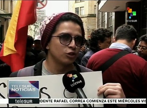 Colombianos presentan firmas para revocar al alcalde de Bogotá