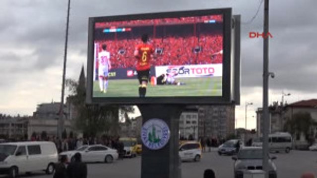 Sivaslılar, Göztepe Maçını Dev Ekrandan Izledi