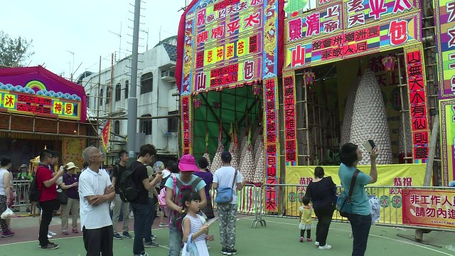 Tough cookies brave the heights at Hong Kong bun festival