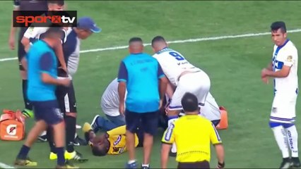 Ayak bileği kırılan hakem acı içinde kıvrandı!