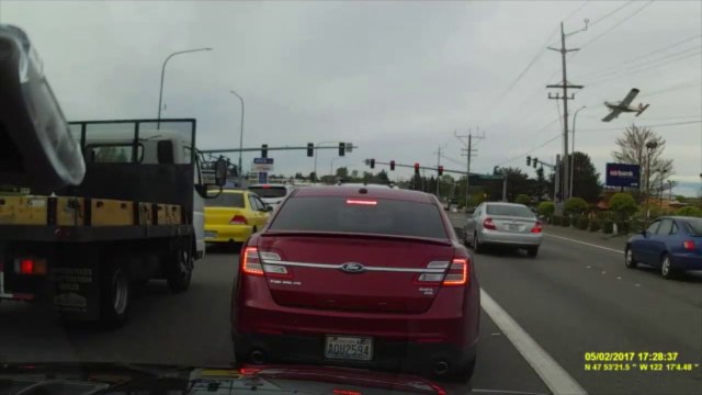 Estados Unidos : avioneta se estrella en un cruce de una carretera