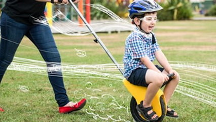 Descargar video: The stroller has been reinvented…and reduced to a unicycle