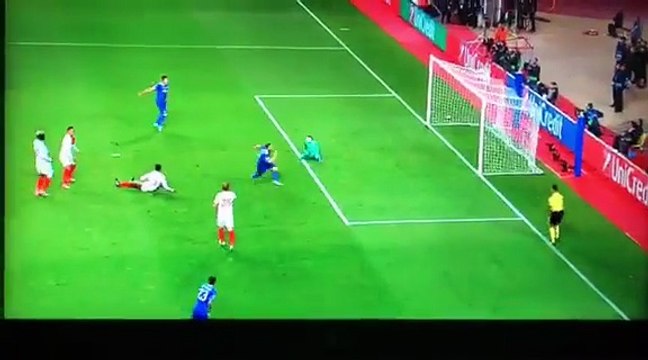 Alves réalise une superbe talonnade pour offrir l'ouverture du score à Higuain !