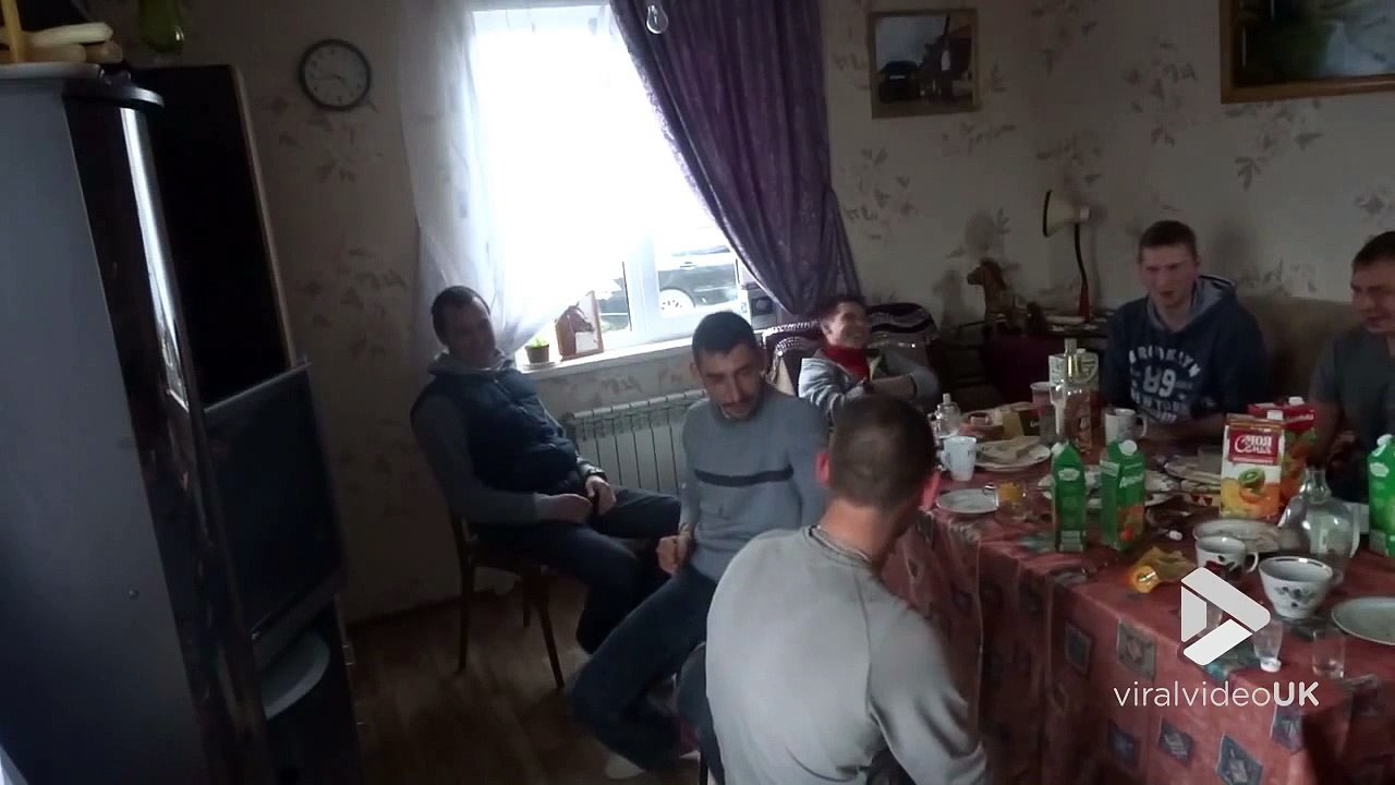 Ce russe ivre tombe en frappant son ami !