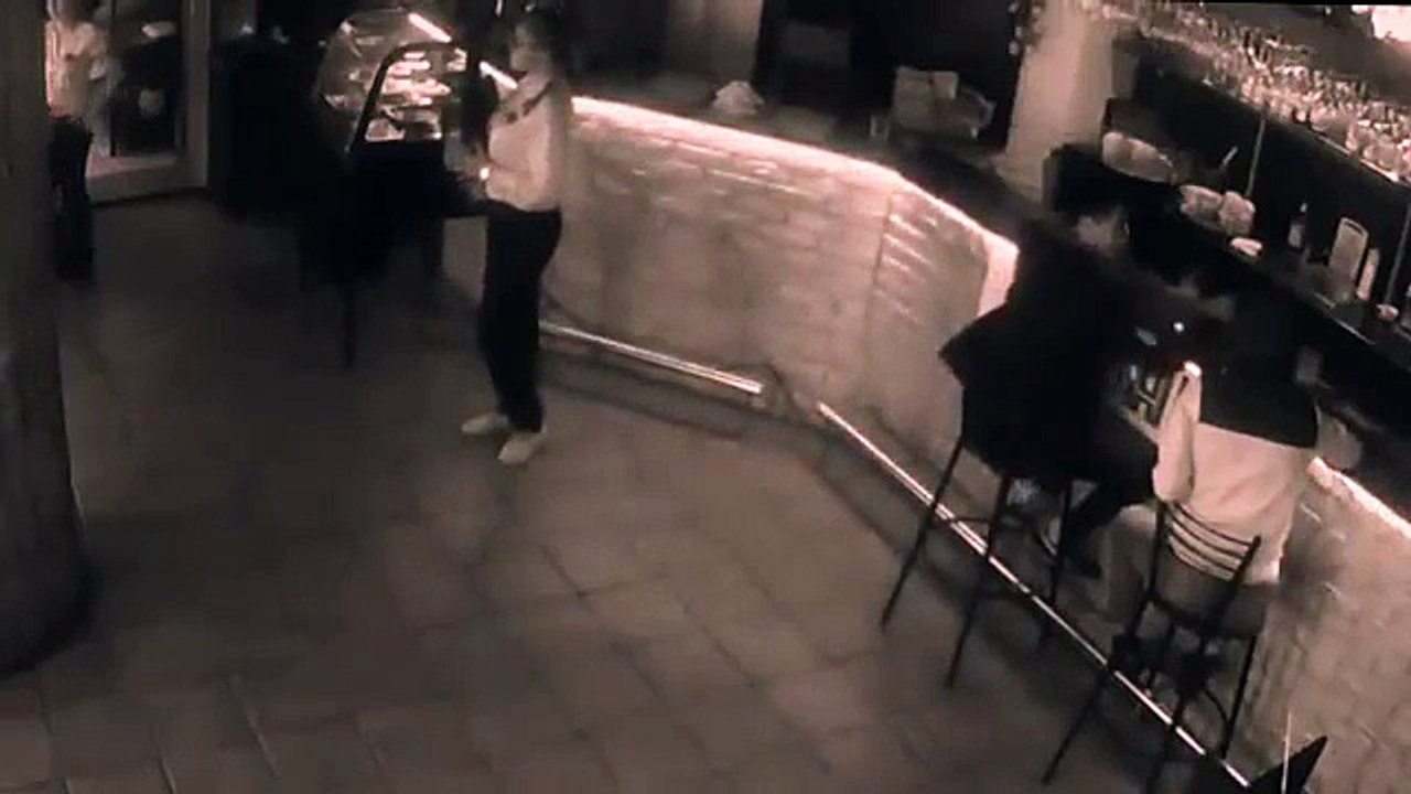 Une serveuse met K.O un client qui lui touche les fesses