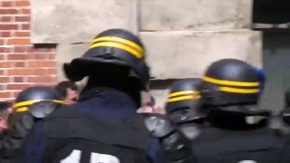 Un CRS qui abuse de la matraque est filmé en train de frapper un manifestant
