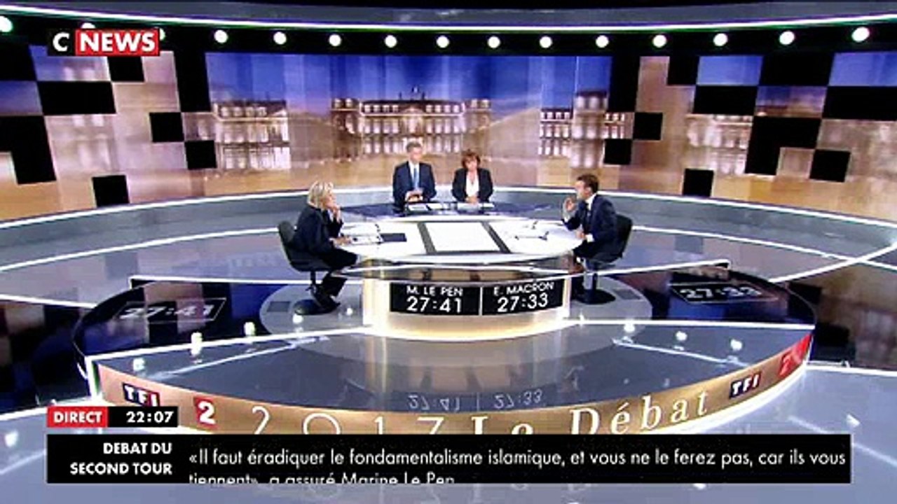 Spécial Débat - Emmanuel Macron sur le terrorisme: "Mme Le Pen, ce que vous proposez c'est de la poudre de Perlimpimpin"