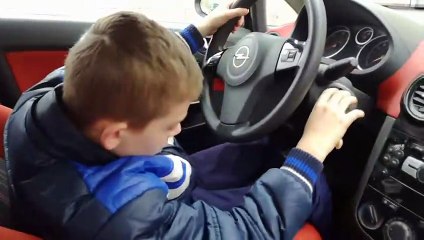 Un enfant de 11 ans conduit la voiture de son père et ....c'est le drame