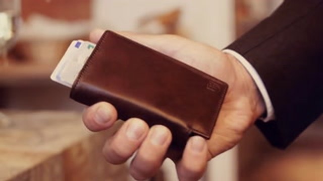 Access all your cards in one click with this solar-powered smart wallet
