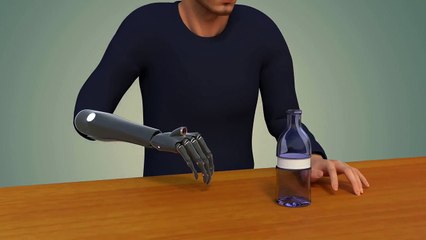 Esta prótesis de mano puede ver y responder de forma automática