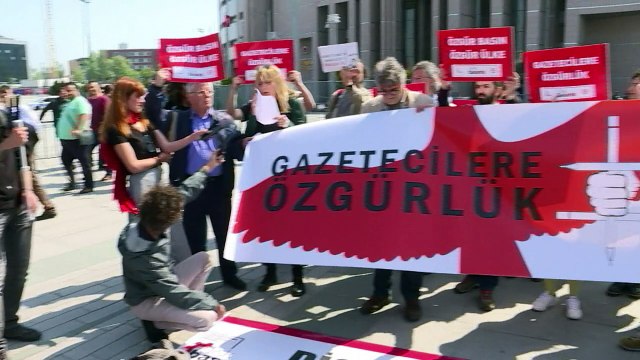 Turkish journalists mark World Press Freedom Day amid crackdown