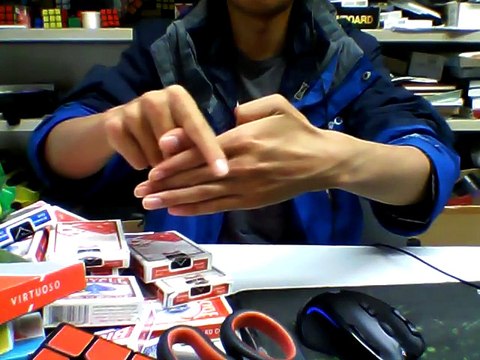 Il fait des tours de magie de OUF juste avec ses doigts