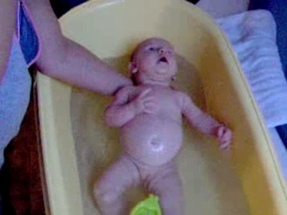le plaisir du bain à 2 mois