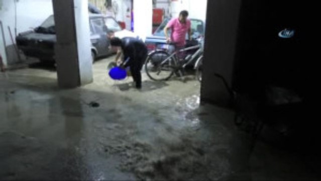 Polis Memuru Çocuğuyla Yağan Yağmur Nedeniyle Su Dolan Çukura Saplandı