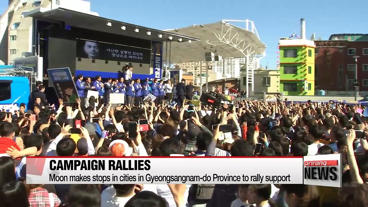 Frontrunner Moon Jae-in holds campaign rallies in Masan and Jinju