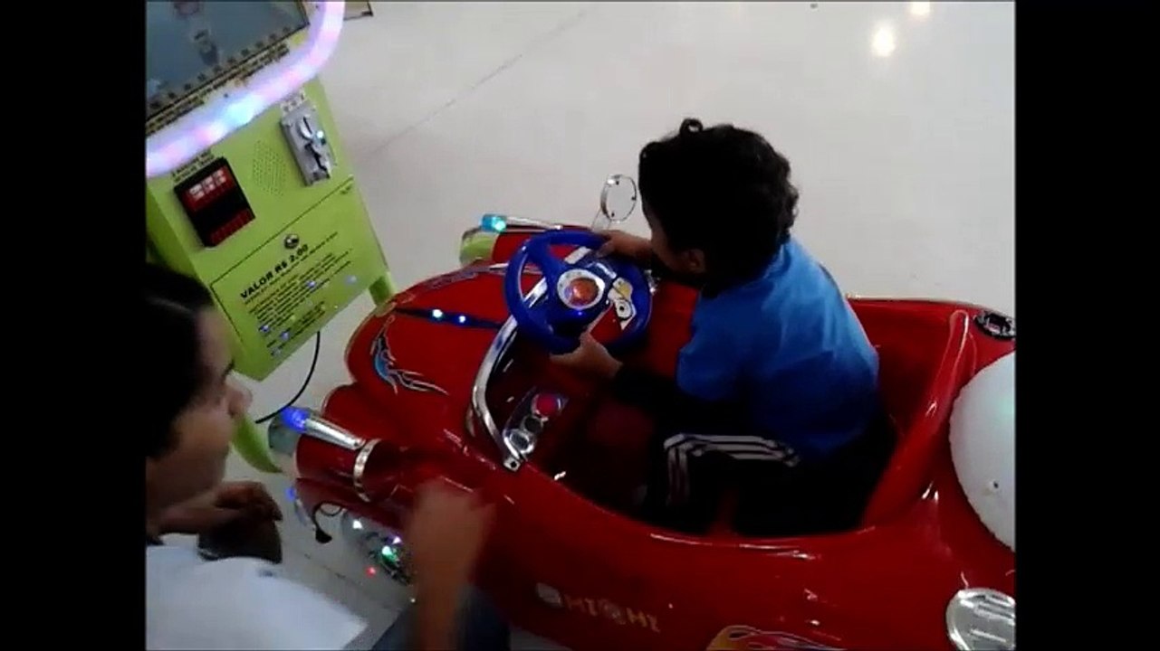 ARTHUR DIRIGINDO NO SUPERMERCADO