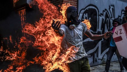 Muere joven y otro toma fuego en disturbios en marcha venezolana
