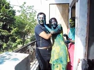 لڑکی کے ساتھ ہولی میں بہت برا ہوا ویڈیو دیکھیں