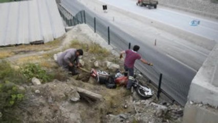 Otomobilin Çarptığı Motosiklet Sürücüsü Tel Örgülere Çarparak Durabildi