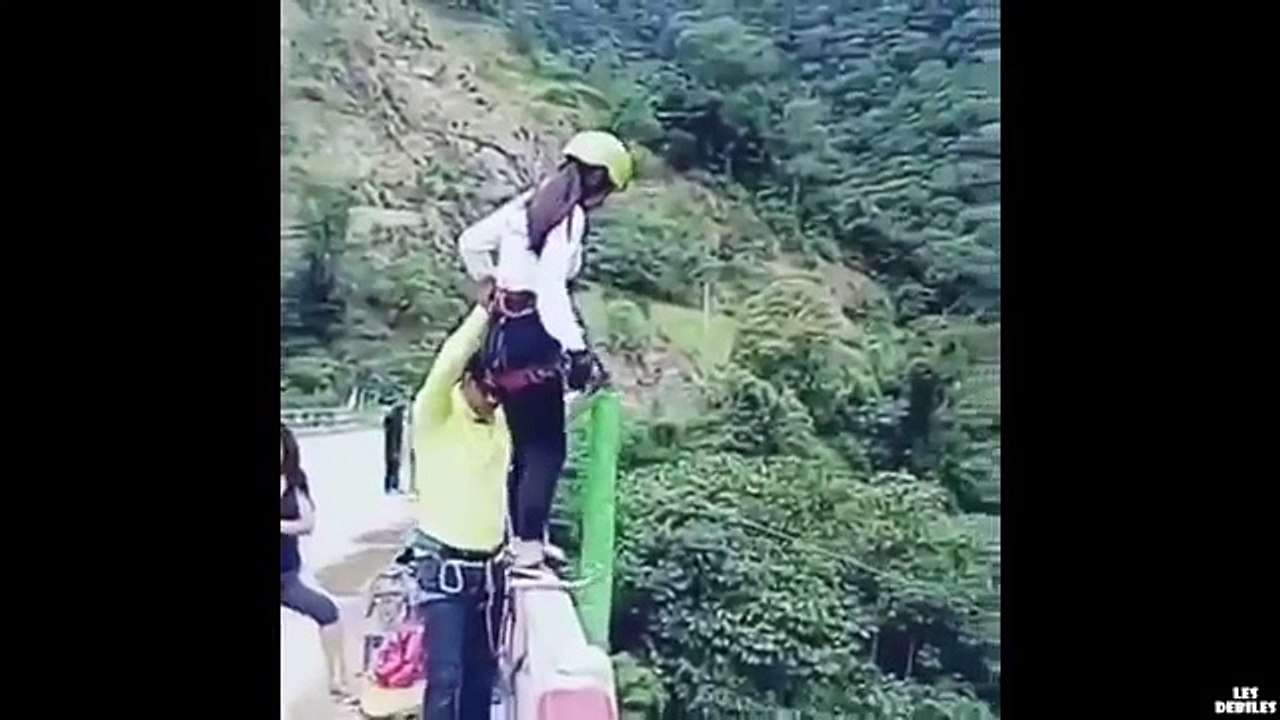 Elle saute à l’élastique avec un élastique trop long !