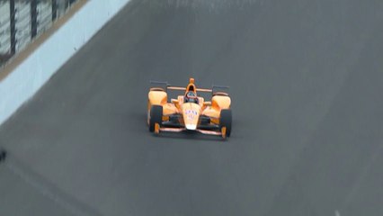 Fernando Alonso pulvérise deux oiseaux sur la piste pendant les essais sur le circuit d'Indianapolis