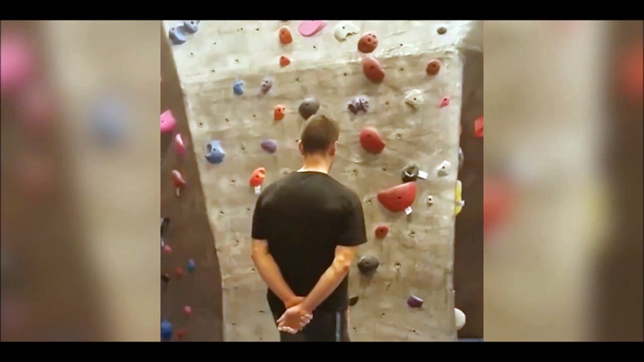 Ce gars grimpe un mur d'escalade sans les mains...