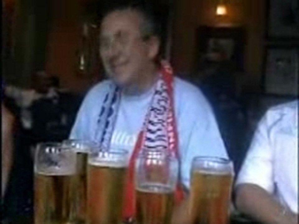 LIVERPOOL OM 2007 DANS LE PUB AVEC LES ULTRAS MARSEILLE