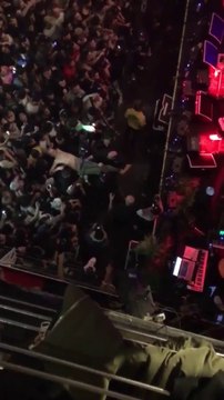 Un fan débile saute du 3e étage en plein concert de Rap et c'est le drame