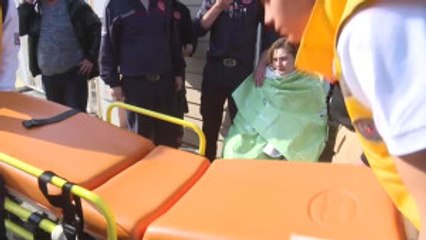 Üsküdar'da Sahilde Oturan Genç Kız, Denize Düştü