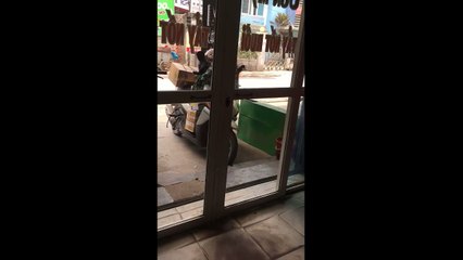 Xôn xao hình ảnh mẹ địu con đi ship hàng giữa trưa nắng