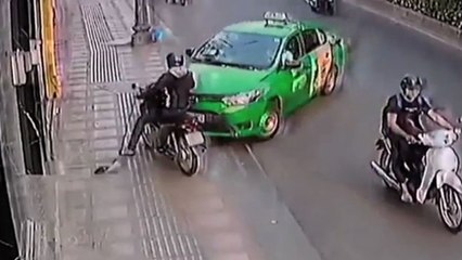 Un voleur à la tire stoppé dans sa lancée par un taxi