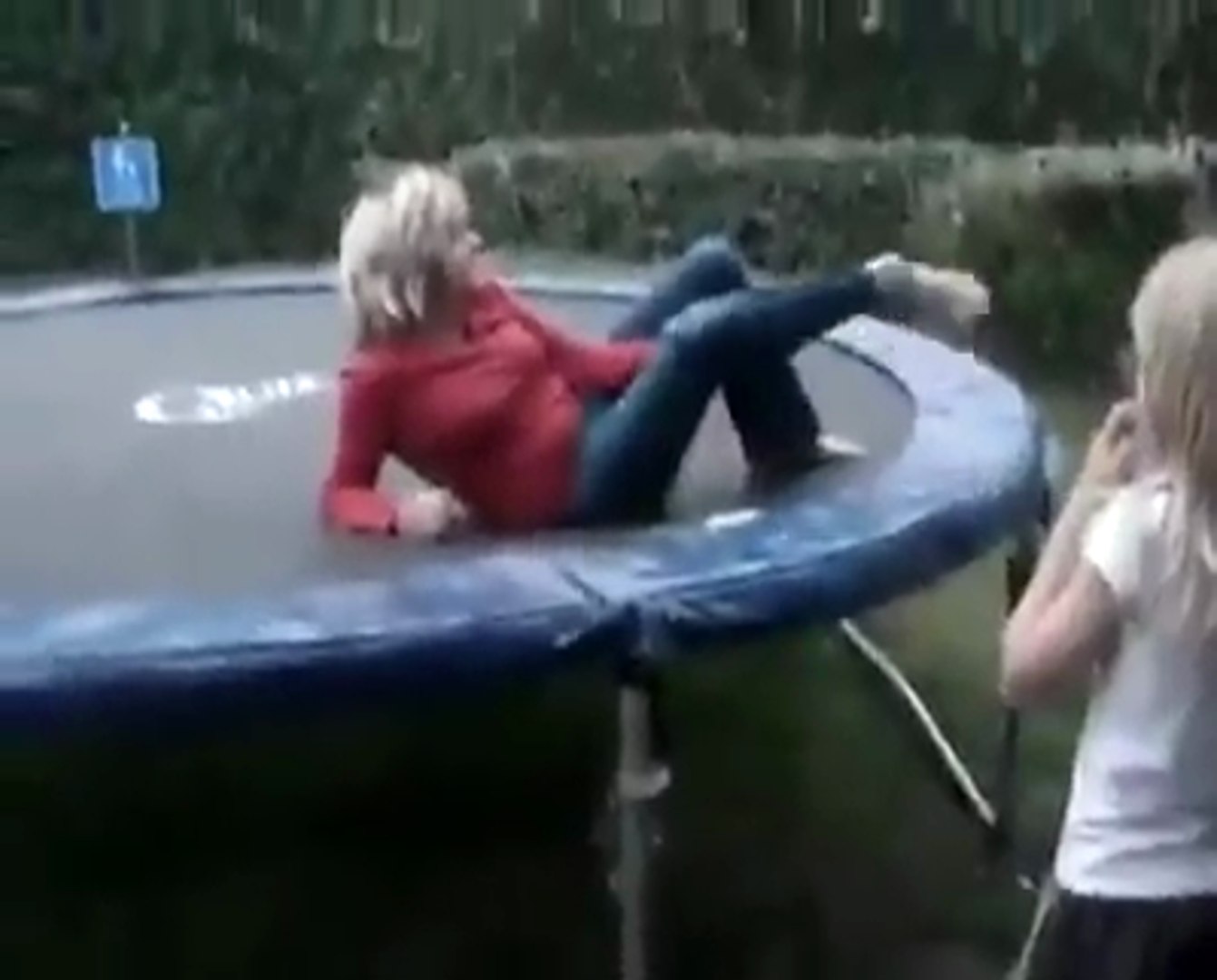 Ouch ,She broke her leg . Jump Fail - فيديو Dailymotion