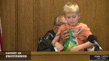 Un juge demande à un petit garçon de choisir la sentence à prononcer contre son propre père !