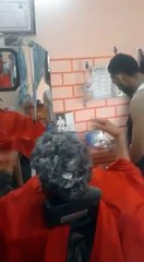 حلاق بسيدي سليمان بغا يدير لزبون تجربة حسانة بالعافية  صدق شوط لسيد راسو ههههههههه