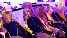 سعودي يفاجيء والدته في حفل تخرجه