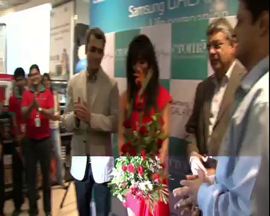 Beautiful Bollywood Actress Chitrangada Singh Launches New Series of Samsung S4