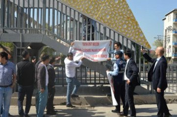 80 Yaşındaki Kadının Evinin İçi Gözüktüğü İçin Üst Geçit Yıkılacak!