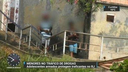 Adolescentes ostentam armamento em morro da zona norte do Rio