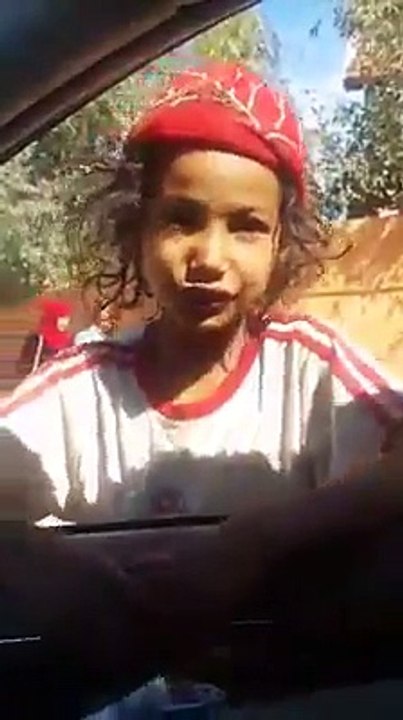 الطفلة نورة من خنيفرة تقول : أريد ان أذهب إلى المدرسة كباقي الأطفال لا أحب التسول .